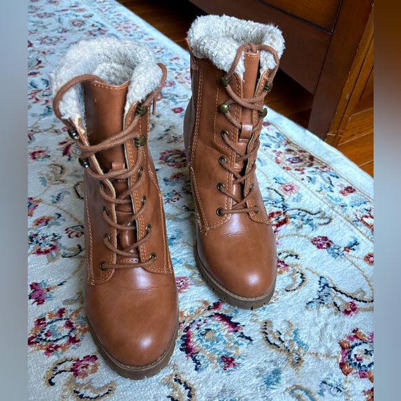 cute lace up faux fur trimmed Jellypop boots. Light brown/dark tan in color - Picture 15 of 15